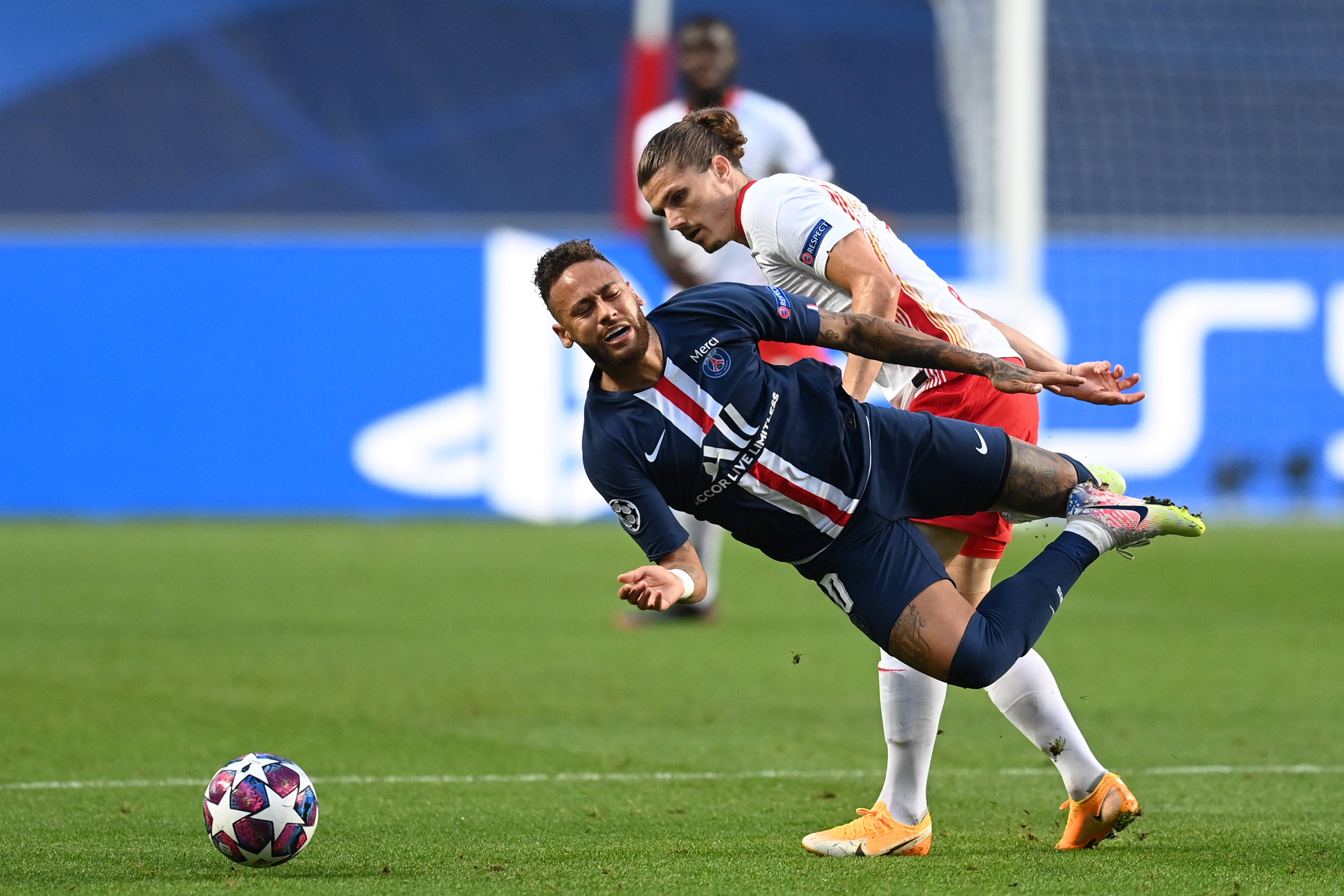 C7娱乐app-巴黎圣日耳曼主场取胜,球迷欢欣鼓舞视频