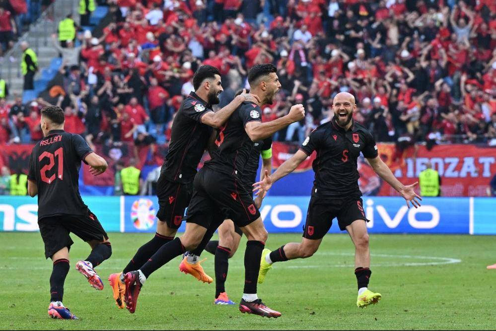 C7娱乐官网-包含英勇斗志！欧洲预选赛激励球队团结拼搏的词条